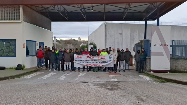Plantilla de Altadis concentrada en el primer día de huelga
