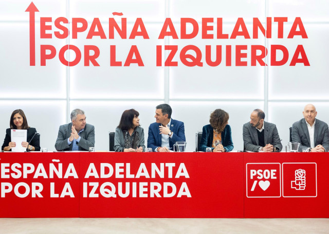 Archivo - (I-D) La portavoz del PSOE, Esther Peña; el secretario de Organización del PSOE, Santos Cerdán; la presidenta del PSOE, Cristina Narbona; el secretario general del PSOE y presidente del Gobierno, Pedro Sánchez; la vicepresidenta primera del Gobi