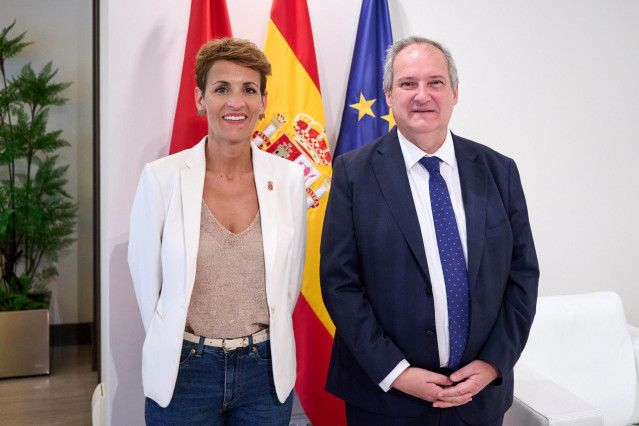 Archivo - La presidenta de Navarra, María Chivite, junto al ministro de Industria y Turismo, Jordi Hereu