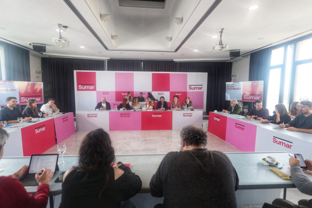 Archivo - El diputado de Sumar, Txema Guijarro (4i), la secretaria de Comunicación de Sumar, Elizabeth Duval (5i), la secretaria de Organización de Sumar, Lara Hernández (6i), la vicepresidenta segunda y ministra de Trabajo y Economía Social y exlíder de