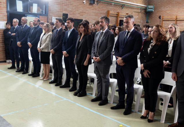 Archivo - La presidenta de la Comunidad de Madrid, Isabel Díaz Ayuso (c), junto a consejeros de la Comunidad de Madrid, guardan un minuto de silencio por las víctimas de la DANA