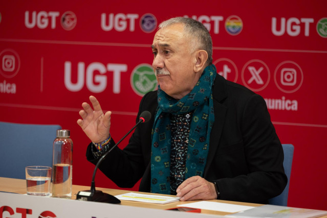 El secretario general de UGT, Pepe Álvarez, interviene durante una rueda de prensa, en la sede de UGT, a 8 de enero de 2025, en Madrid (España).