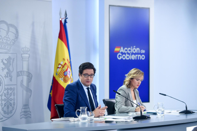 Archivo - El ministro de Transformación Digital, Óscar López y la ministra Portavoz, de Educación, Formación Profesional y Deportes, Pilar Alegría, durante una rueda de prensa posterior a la reunión del Consejo de Ministros en el Palacio de La Moncloa, a