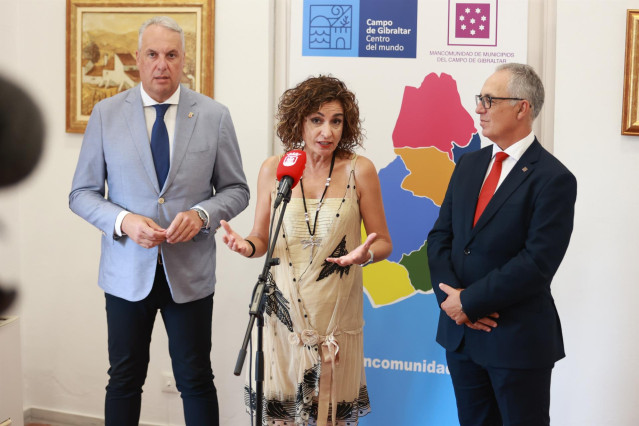Archivo - La ministra de Hacienda en funciones y vicesecretaria general del PSOE, María Jesús Montero (c), atiende a los periodistas junto al alcalde de San Roque (Cádiz), Juan Carlos Ruiz Boix (i).