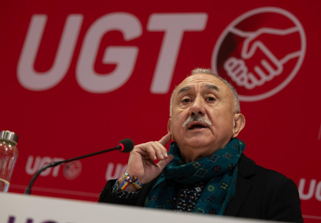 El secretario general de UGT, Pepe Álvarez, interviene durante una rueda de prensa, en la sede de UGT, a 8 de enero de 2025, en Madrid (España).
