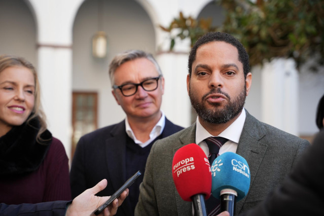 El secretario general de Vox, Ignacio Garriga, atiende a los medios en el Parlamento andaluz.