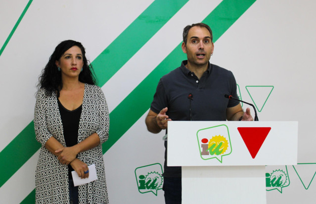 Archivo - El coordinador general de IU-A, Toni Valero, interviene en una rueda de prensa junto a su homóloga en la provincia de Málaga, Toni Morillas, en una imagen de archivo