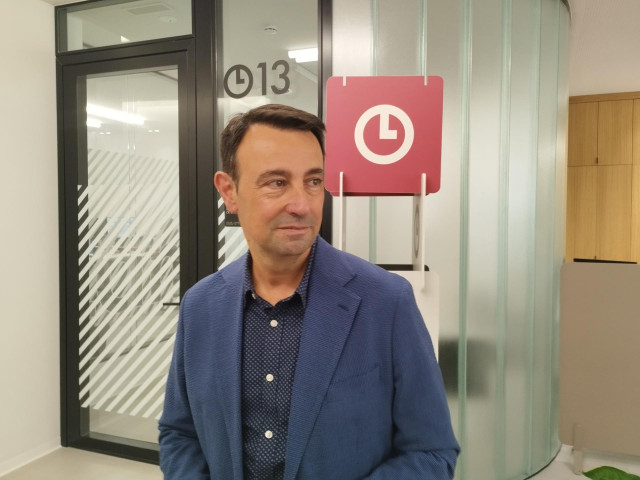 Archivo - El consejero de Economía, Trabajo y Empleo, Mikel Torres, en una oficina de Lanbide