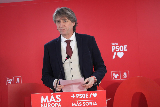 El secretario provincial del PSOE y alcalde de Soria, Carlos Martínez, durante una rueda de prensa, en la sede de Soria, a 8 de enero de 2025, en Soria, Castilla y León (España).