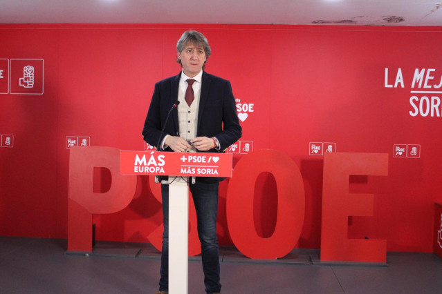 El secretario provincial del PSOE y alcalde de Soria, Carlos Martínez, durante una rueda de prensa, en la sede de Soria, a 8 de enero de 2025, en Soria, Castilla y León (España).
