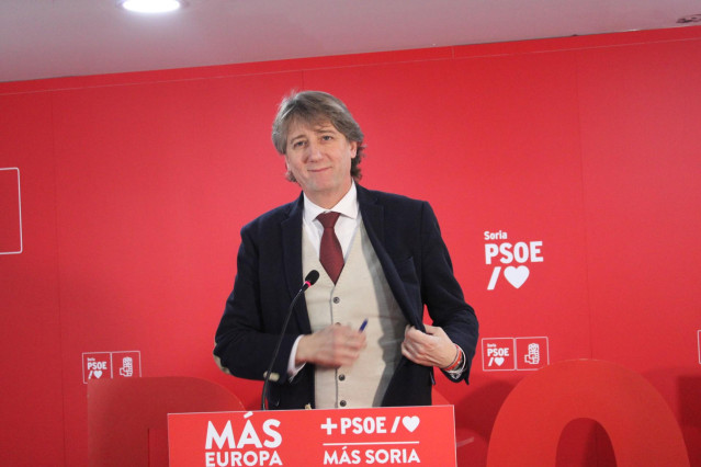 El secretario provincial del PSOE y alcalde de Soria, Carlos Martínez, durante una rueda de prensa, en la sede de Soria, a 8 de enero de 2025, en Soria, Castilla y León (España). K