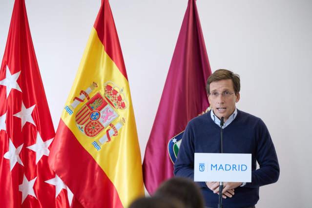 El alcalde de Madrid, José Luis Martínez-Almeida, atiende a los medios