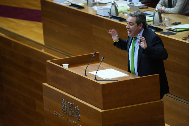 Archivo - El síndic de Vox en Les Corts, José María Llanos, interviene durante una sesión plenaria