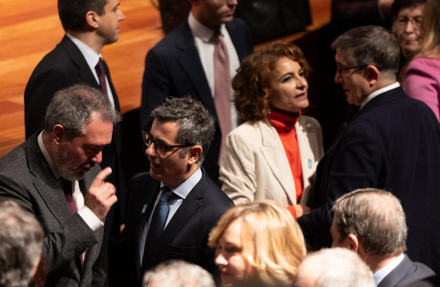 (I-D) El secretario general de PSOE de Andalucía, Juan Espadas; el ministro del Interior, Félix Bolaños; la vicepresidenta primera y ministra de Hacienda, María Jesús Montero, y el portavoz del PSOE en el Congreso, Patxi López, durante el acto 'España en