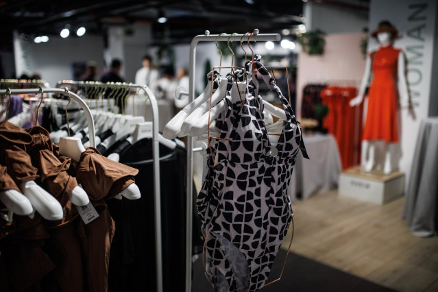 Archivo - Ropa colgada en un burros