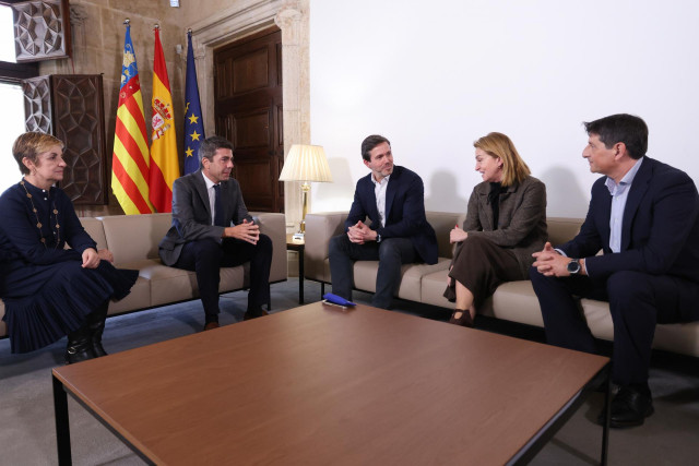 El president de la Generalitat, Carlos Mazón, se reúne con el presidente de Confecomerç, Rafael Torres, y la consellera de Innovación, Industria, Comercio y Turismo, Marián Cano.