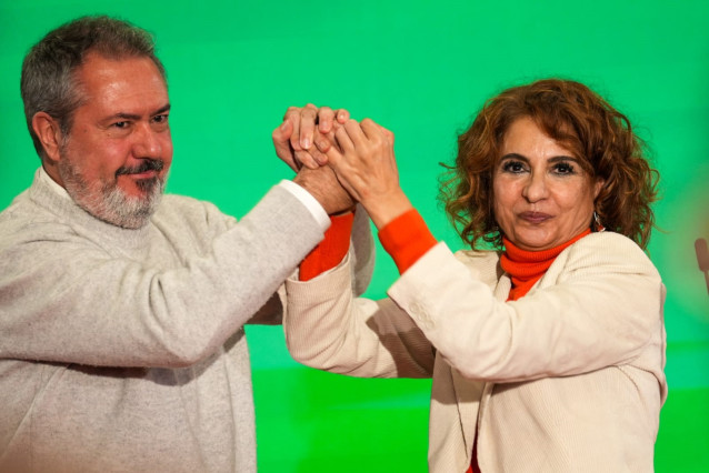 El secretario general del PSOE-A, Juan Espadas, y la vicepresidenta primera del Gobierno, María Jesús Montero, se saludan en el acto con militantes de la presentación de la precandidatura de Montero al liderazgo del PSOE andaluz, en Sevilla.