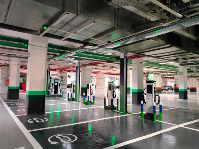 La red de puntos de recarga de vehículos eléctricos en España crece un 32% al cierre de 2024 y alcanza los 38.275 puntos.