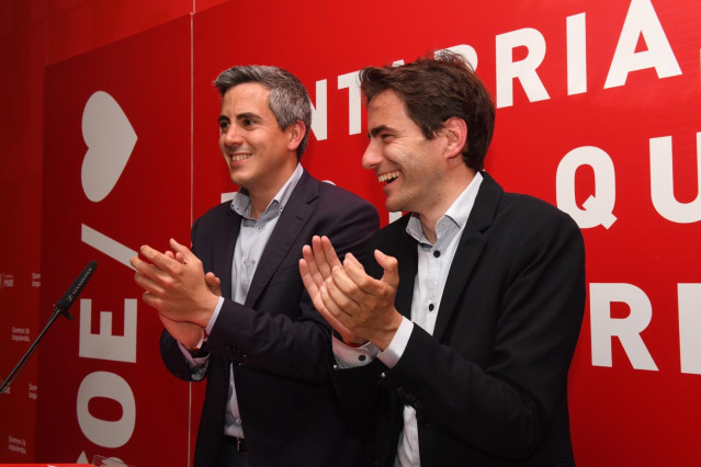 Archivo - Foto de archivo. El secretario general del PSOE de Cantabria, Pablo Zuloaga (izda), y el diputado nacional y secretario general del PSOE de Santander, Pedro Casares