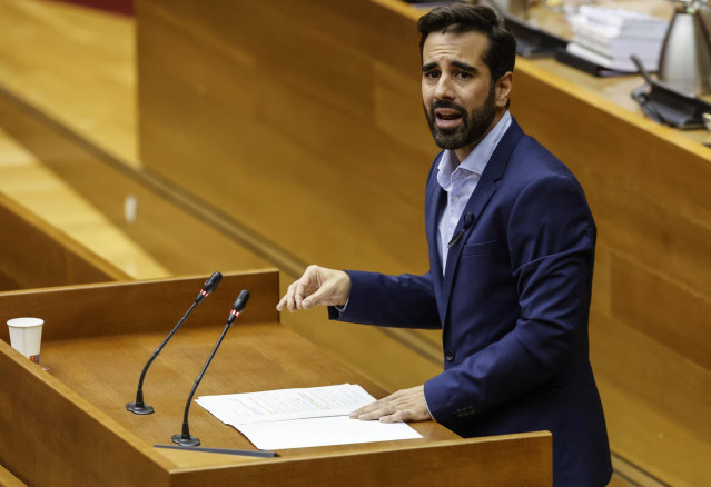 Archivo - El portavoz del PSPV en las Cortes, José Muñoz, interviene durante una sesión plenaria, en una imagen de archivo