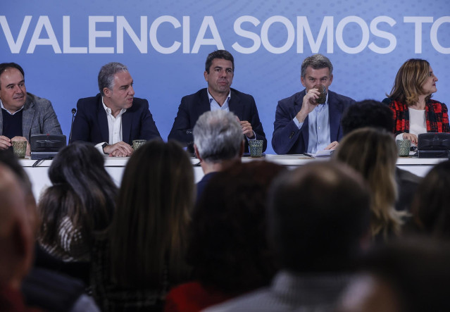 El vicesecretario de Coordinación Autonómica, Local y Análisis Electoral del PP y diputado nacional por Málaga, Elías Bendodo (2i); el presidente de la Generalitat Valenciana y del PPCV, Carlos Mazón (3i); el presidente del Partido Popular, Alberto Núñez