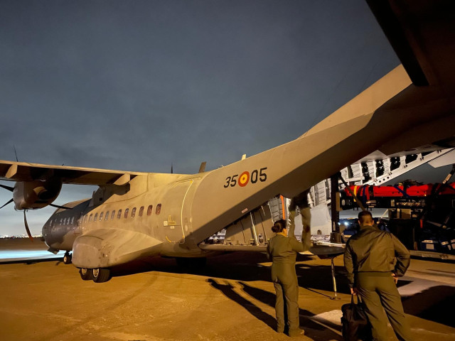 Traslado de la bebé en un avión del Ejército
