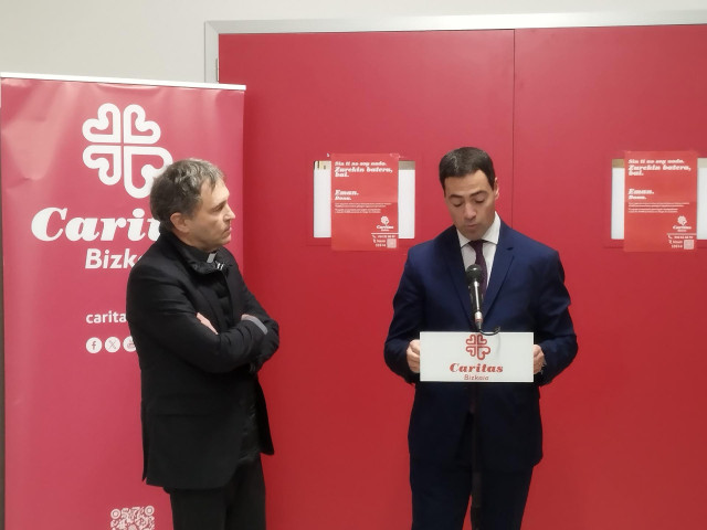 El Lehendakari, Imanol Pradales, y el obispo de Bilbao, Joseba Segura, en la visita a un centro de Caritas en Bilbao