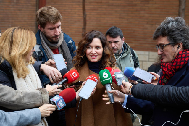 La presidenta de la Comunidad de Madrid, Isabel Díaz Ayuso, atiende a los medios de comunicación tras la toma de posesión del nuevo rector, en el Paraninfo de la UPM, a 9 de enero de 2025
