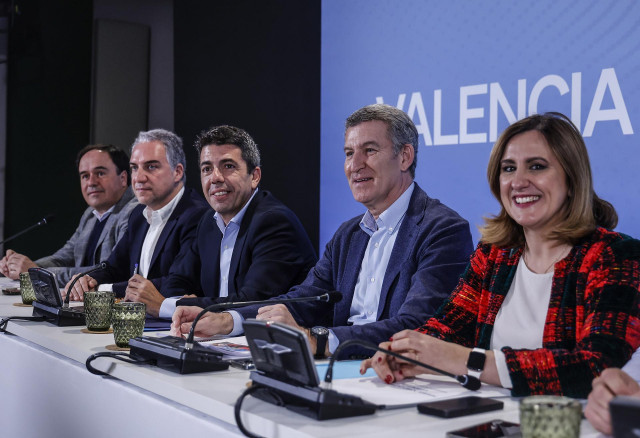 El vicesecretario de Coordinación Autonómica, Local y Análisis Electoral del PP y diputado nacional por Málaga, Elías Bendodo (2i); el presidente de la Generalitat Valenciana y del PPCV, Carlos Mazón (3i); el presidente del Partido Popular, Alberto Núñez