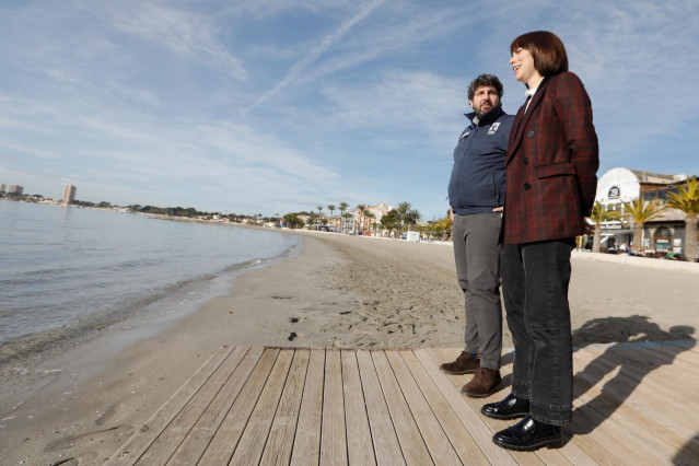 La ministra de Ciencia, Innovación y Universidades, Diana Morant, y el presidente de la Región de Murcia, Fernando López Miras, a orillas del Mar Menor antes de la firma de un convenio para reducir la afección del agua salobre cargada de nutrientes que de