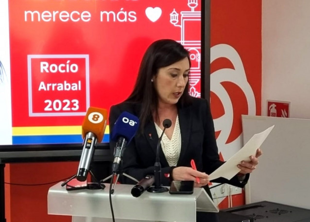 Archivo - La portavoz municipal del PSOE de Algeciras, Rocío Arrabal, en una foto de archivo en rueda de prensa.