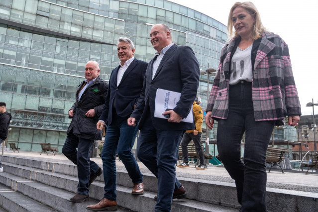 El diputado del PP, Carmelo Barrio, el presidente del PP asco, Javier de Andrés, el portavoz del PPr en el Congreso de los Diputados, Miguel Tellado, y la secretaria general del PP vasco, Esther Martínez, a su llegada a una rueda de prensa en Bilbao