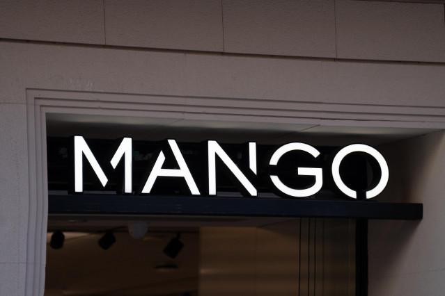 Archivo - Fachada de una tienda de Mango.
