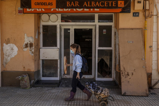 Archivo - Una mujer con una bolsa de la compra, a 28 de noviembre de 2024, en Paiporta, Valencia (Comunidad Valenciana).