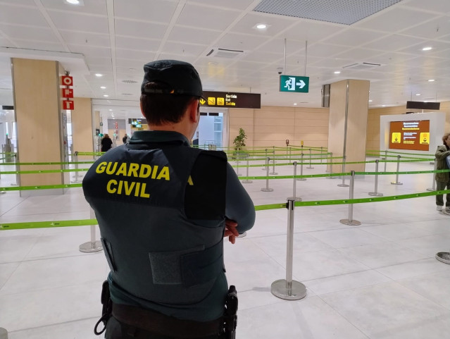 Archivo - Agente de la Guardia Civil en un aeropuerto