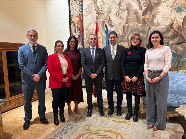 El conseller balear de Educación y Universidades, Antoni Vera (centro), junto al secretario de Estado de Educación, Abelardo de la Rosa, en la sede del Ministerio de Educación, a 9 de enero de 2025, en Madrid.