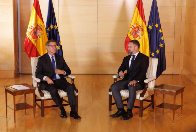 Archivo - El lider del PP, Alberto Núñez Feijóo (i) y el líder de VOX, Santiago Abascal (d), durante una reunión en el Congreso de los Diputados, a 5 de septiembre de 2023, en Madrid (España). El líder del Partido Popular, Alberto Núñez Feijóo, mantiene h