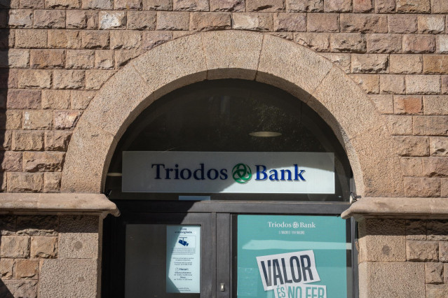 Archivo - Fachada del banco Triodos Bank, a 4 de octubre de 2024, en Barcelona, Catalunya (España).