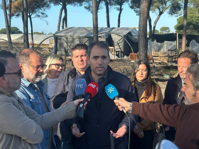 El coordinador de IU Andalucía y Diputado en el Congreso por IU-Sumar, Toni Valero, en el asentamiento 'El Bosque 2' de Lucena del Puerto (Huelva).