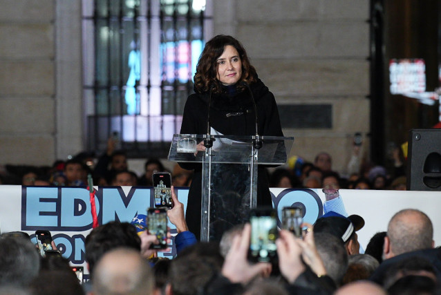 La presidenta de la Comunidad de Madrid, Isabel Díaz Ayuso, interviene durante la concentración contra el régimen de Nicolás Maduro antes de la toma de posesión como presidente de Venezuela, en la Puerta del Sol, a 9 de enero de 2025, en Madrid (España)