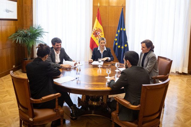 Imagen de la reunión de la vicepresidenta segunda, Yolanda Díaz; el ministro de Cultura, Ernest Urtasun; la de Sanidad, Mónica García; el titular de Derechos Sociales, Pablo Bustinduy; y la ministra de Juventud e Infancia, Sira Rego.