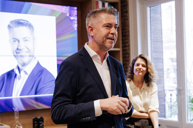 El nuevo Marketing General Manager de Lexus España, Sergio Bispo, y la directora de Lexus España, Mar Pieltain, durante un encuentro con medios, a 10 de enero de 2025, en Madrid (España).