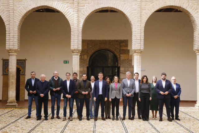 Archivo - El presidente del PP, Alberto Núñez Feijóo, preside la foto de familia durante la clausura el acto de presentación de la 'Declaración de Córdoba' en el Palacio de Congresos, a 10 de marzo de 2024 en Córdoba (Andalucía, España).