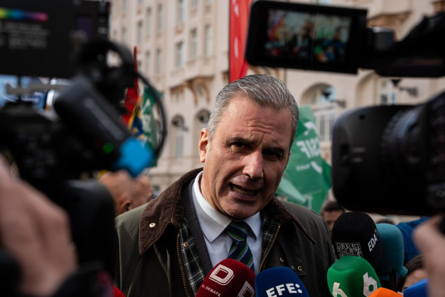 El portavoz de Vox, Javier Ortega Smith, atiende a los medios de comunicación durante una protesta por la reforma de la ‘ley mordaza’, a 11 de diciembre de 2024, en Madrid (España).