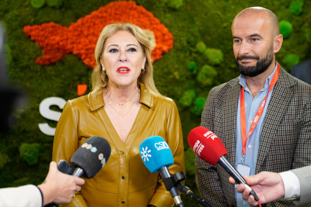 La consejera de Economía, Hacienda y Fondos Europeos y portavoz del Gobierno andaluz, Carolina España, atiende a los medios en Granada.