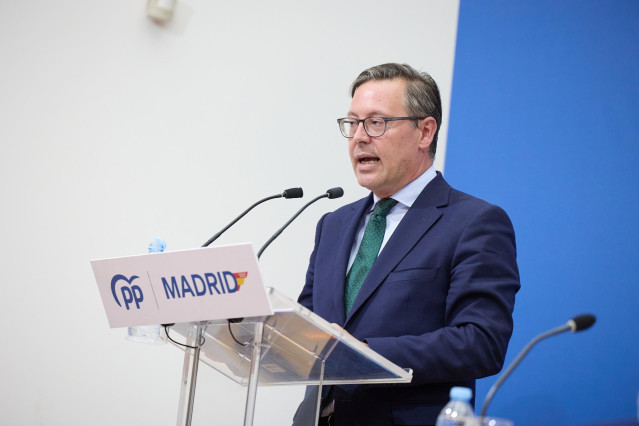Archivo - El secretario general del PP de Madrid, Alfonso Serrano, interviene en el Comité Ejecutivo Autonómico del PP de Madrid, en el Centro de Empresas de Boadilla del Monte