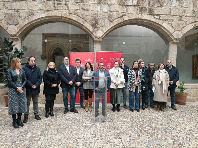 Miguel Ángel Morales y su equipo de Gobierno en una rueda de prensa para presentar los retos de la Diputación de Cáceres para 2025