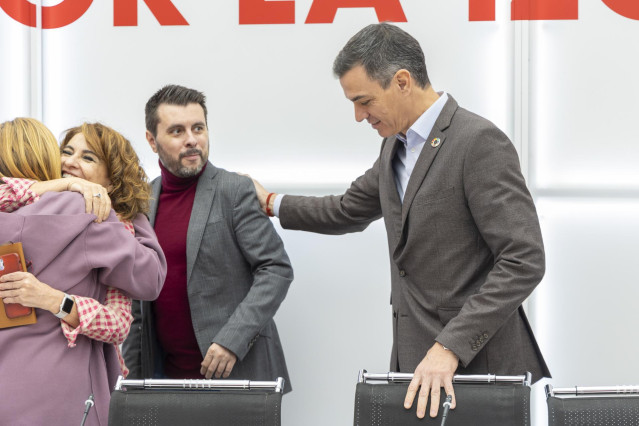 El director de comunicación del PSOE, Ion Antolín, saludado por el secretario general, Pedro Sánchez, en la primera reunión de la Ejecutiva Federal del año 2025.