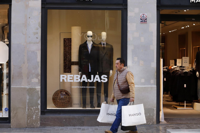 Gente comprando ropa en la campaña de rebajas