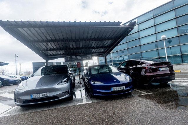 Varios coches Tesla en un concesionario.